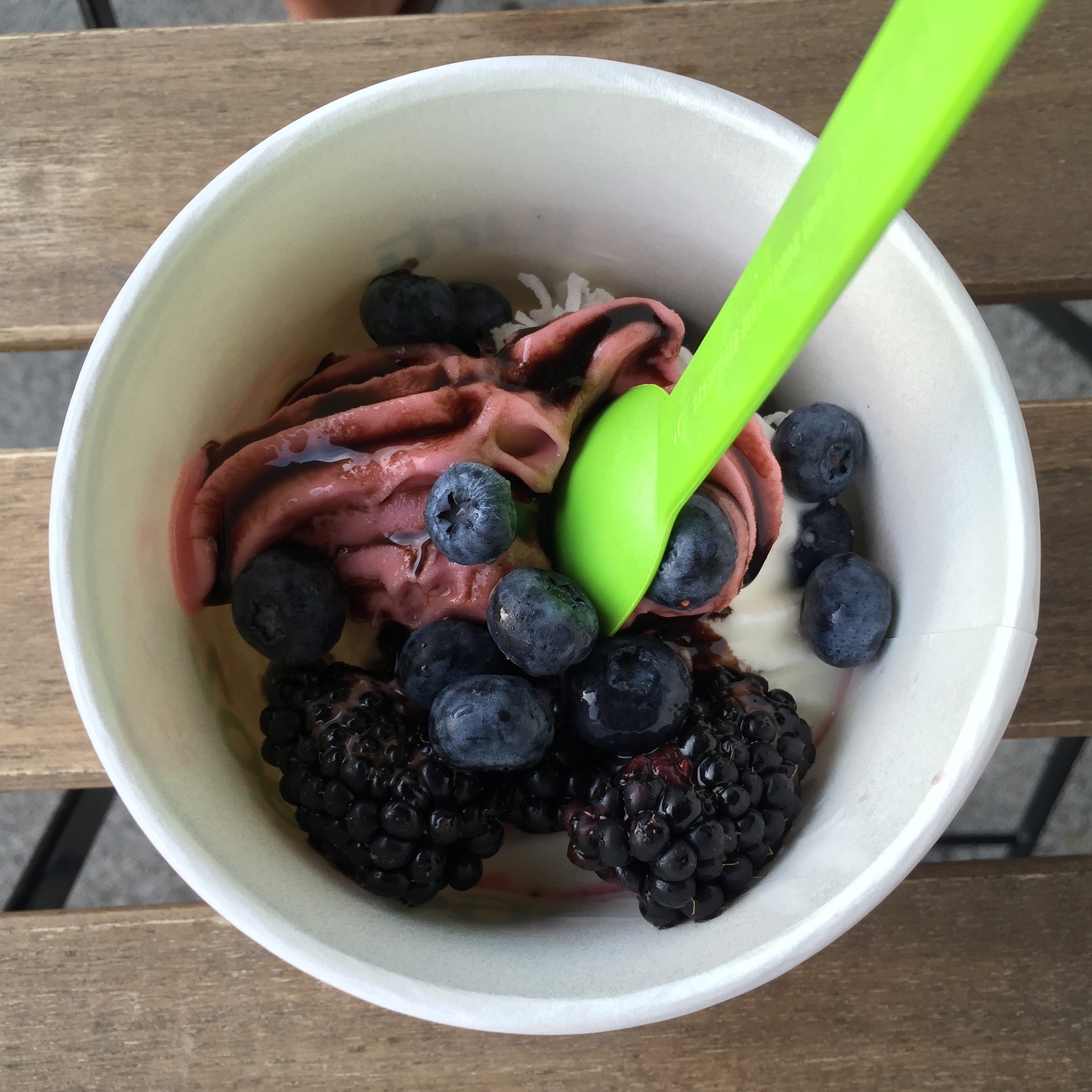 Fresh fruit with frozen yoghurt