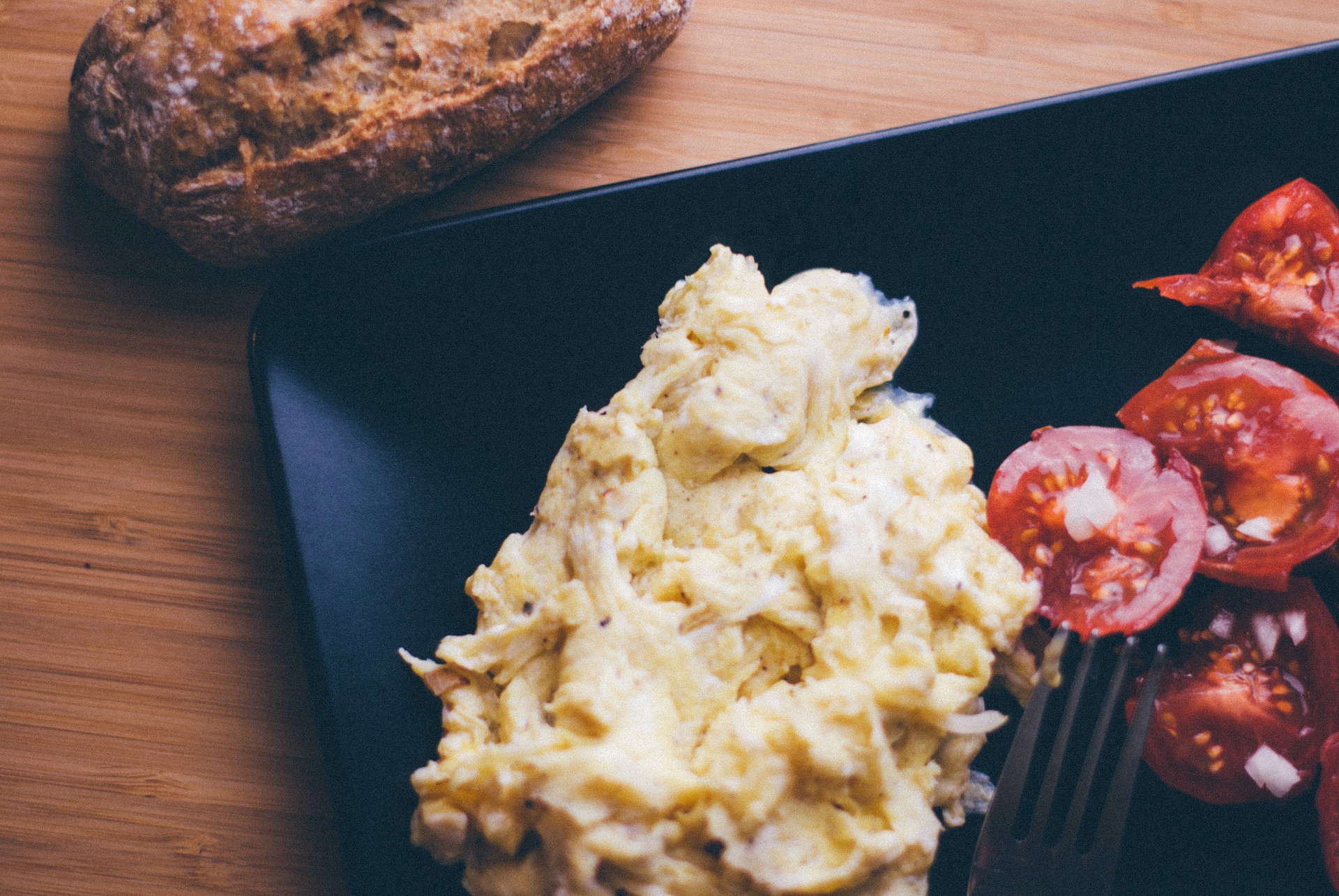 Scrambled eggs with grilled tomatoes